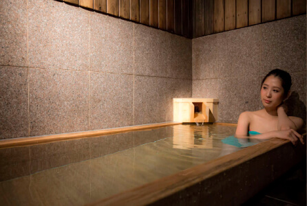 館内温泉は夜は貸切温泉、朝は男女別温泉として利用可能です。