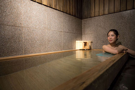 館内温泉-花玄-古代檜風呂です。ゆっくり城崎の湯をお楽しみ下さいませ。